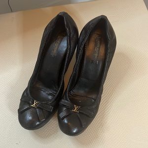 Luis vuitton original, size 37.7,made in italy, black,leather!!!!